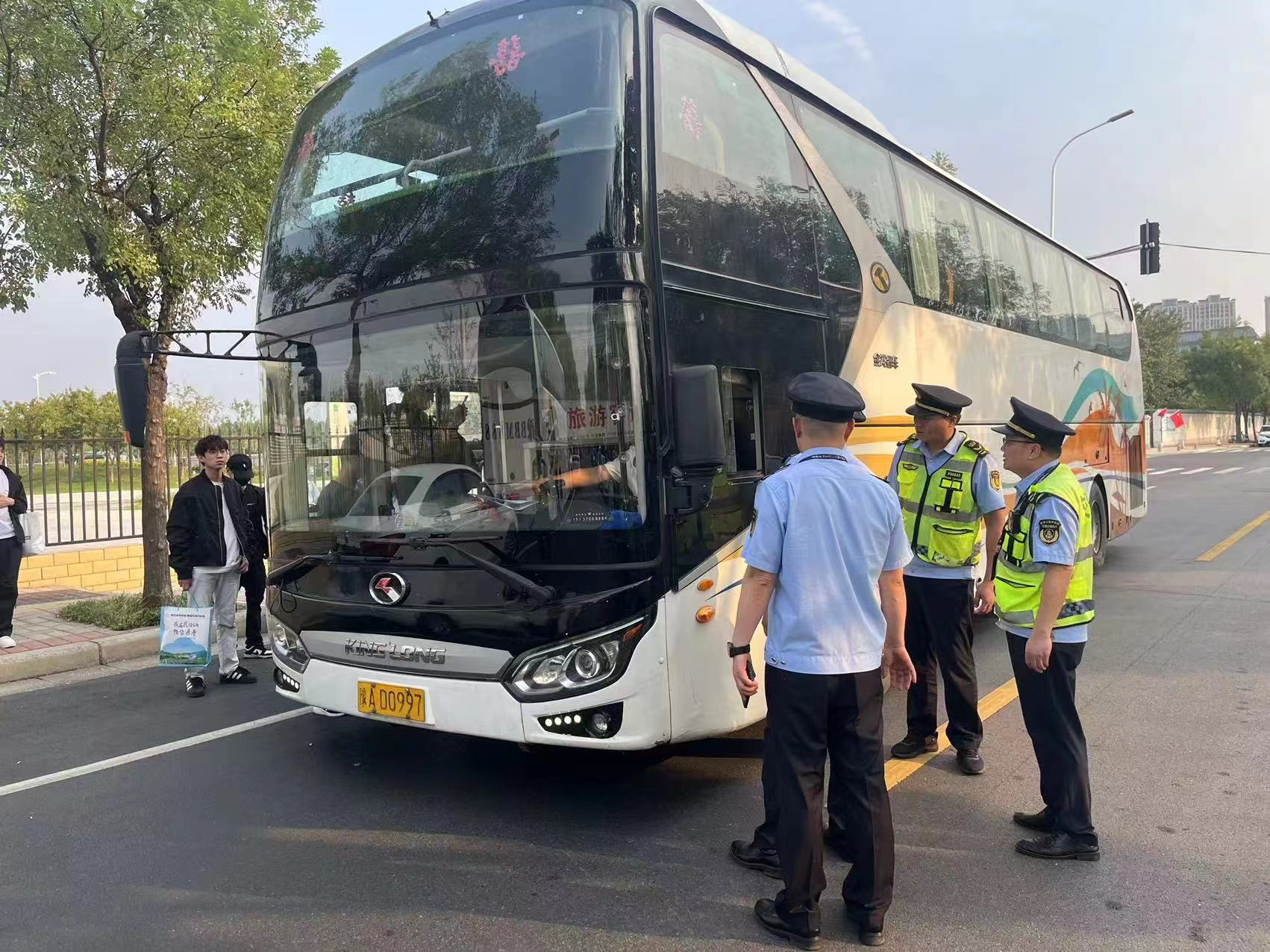 人保伴您前行,拥有“如意行”驾乘险，出行更顺畅！_全媒体行业产业链结构及政策分析