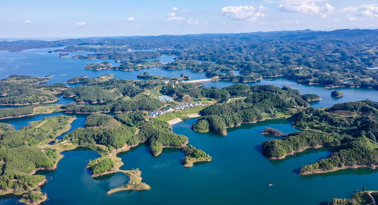 生态旅游的“绿色革命”：从“游山玩水”到“护山守水”_人保车险,拥有“如意行”驾乘险，出行更顺畅！