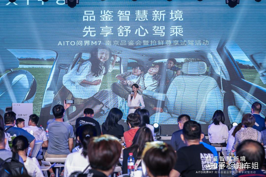 人保财险政银保 ,拥有“如意行”驾乘险，出行更顺畅！_2025年中国智慧金融行业：AI大模型引领，数智化转型加速