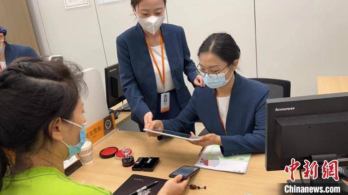 楚天龙获得发明专利授权：“一种多功能的营业执照自助服务终端”