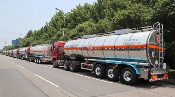 人保伴您前行,人保车险_2025年中国液罐车行业：环保政策推动，新能源液罐车占比超45%