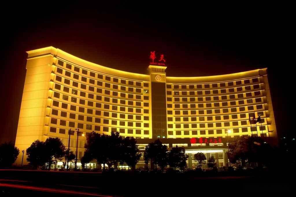 华天酒店（000428）2025年中报简析：净利润同比下降35.46%，短期债务压力上升