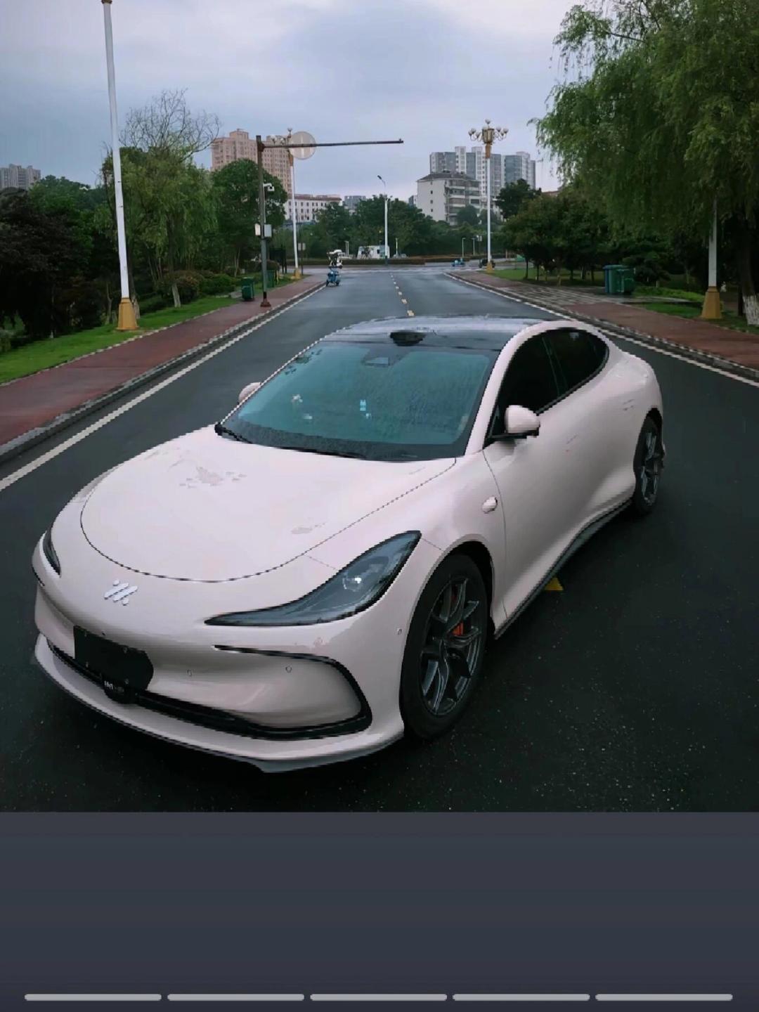 智己卖新车，让五菱“抬轿子”