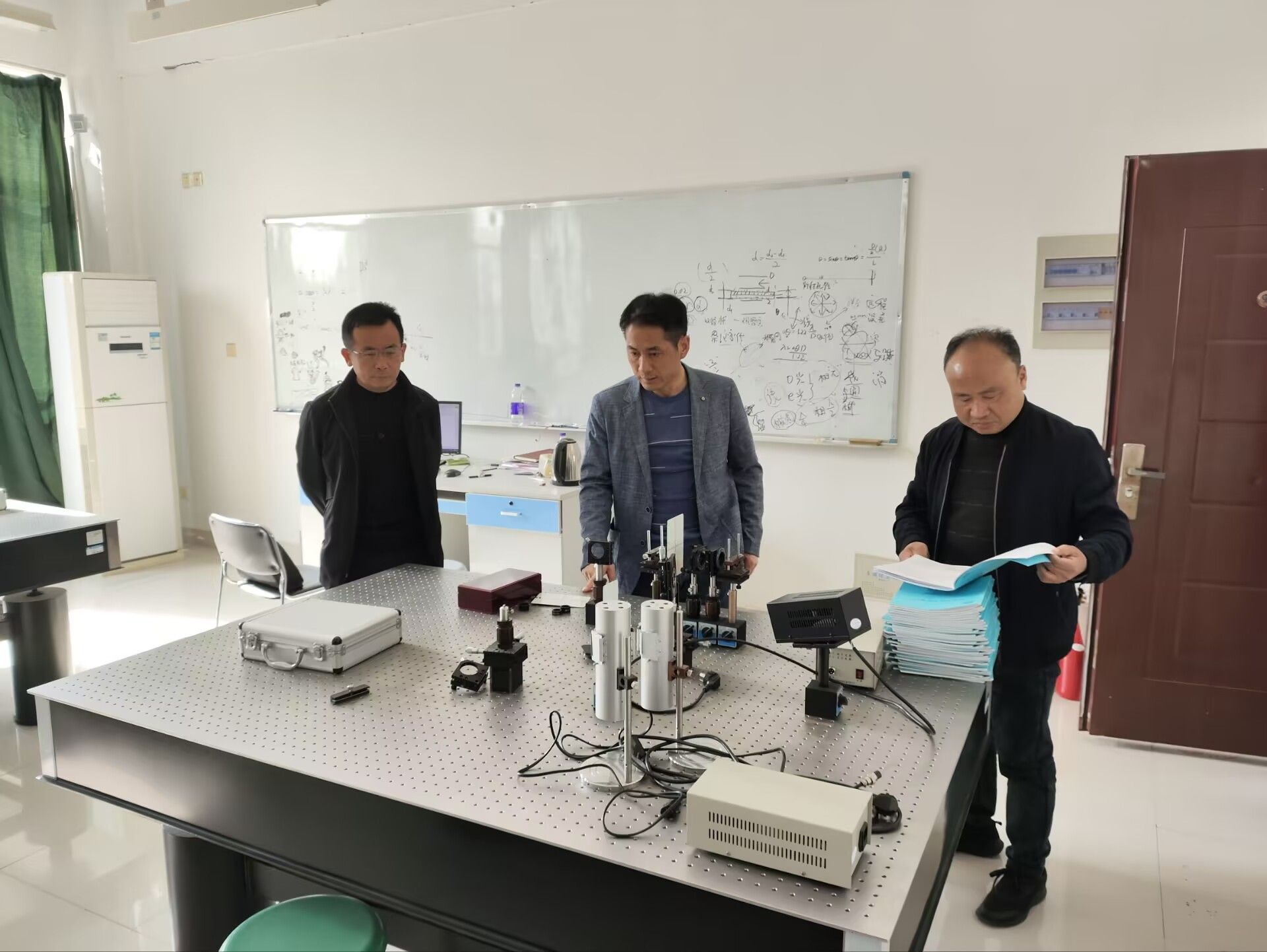 招商局集团董事长缪建民调研钙钛矿新型半导体实验室