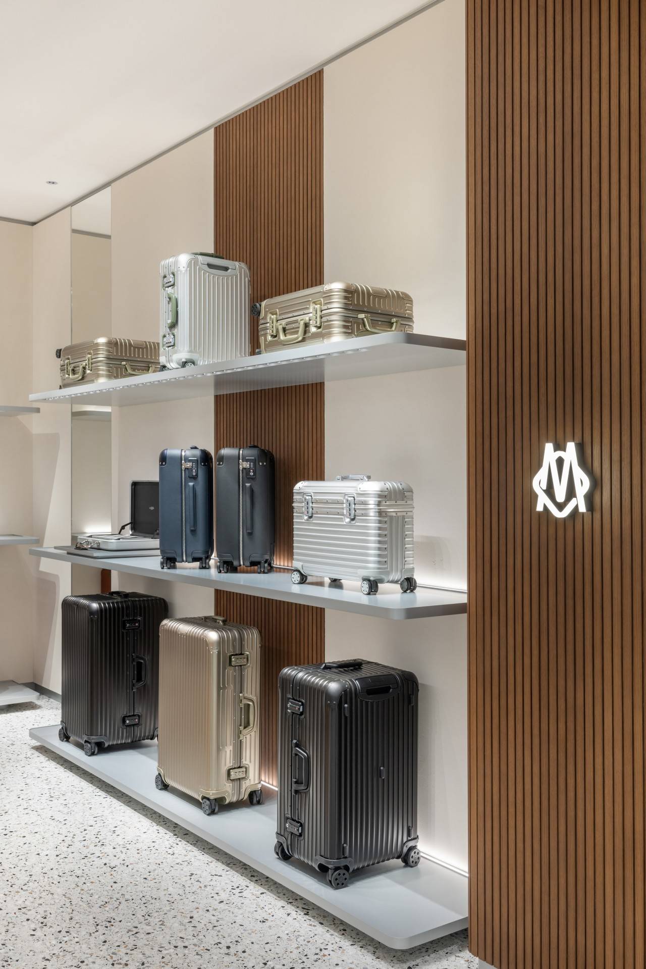 RIMOWA Hybrid系列推出限定色天空蓝