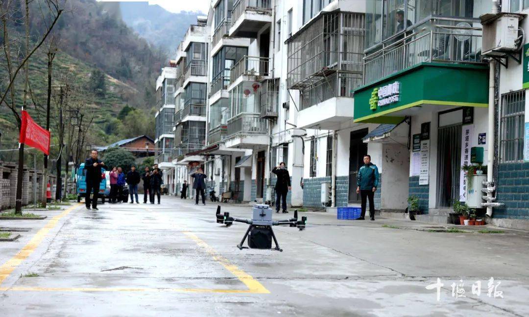 湖北首条50公里跨市无人机物流航线成功首飞