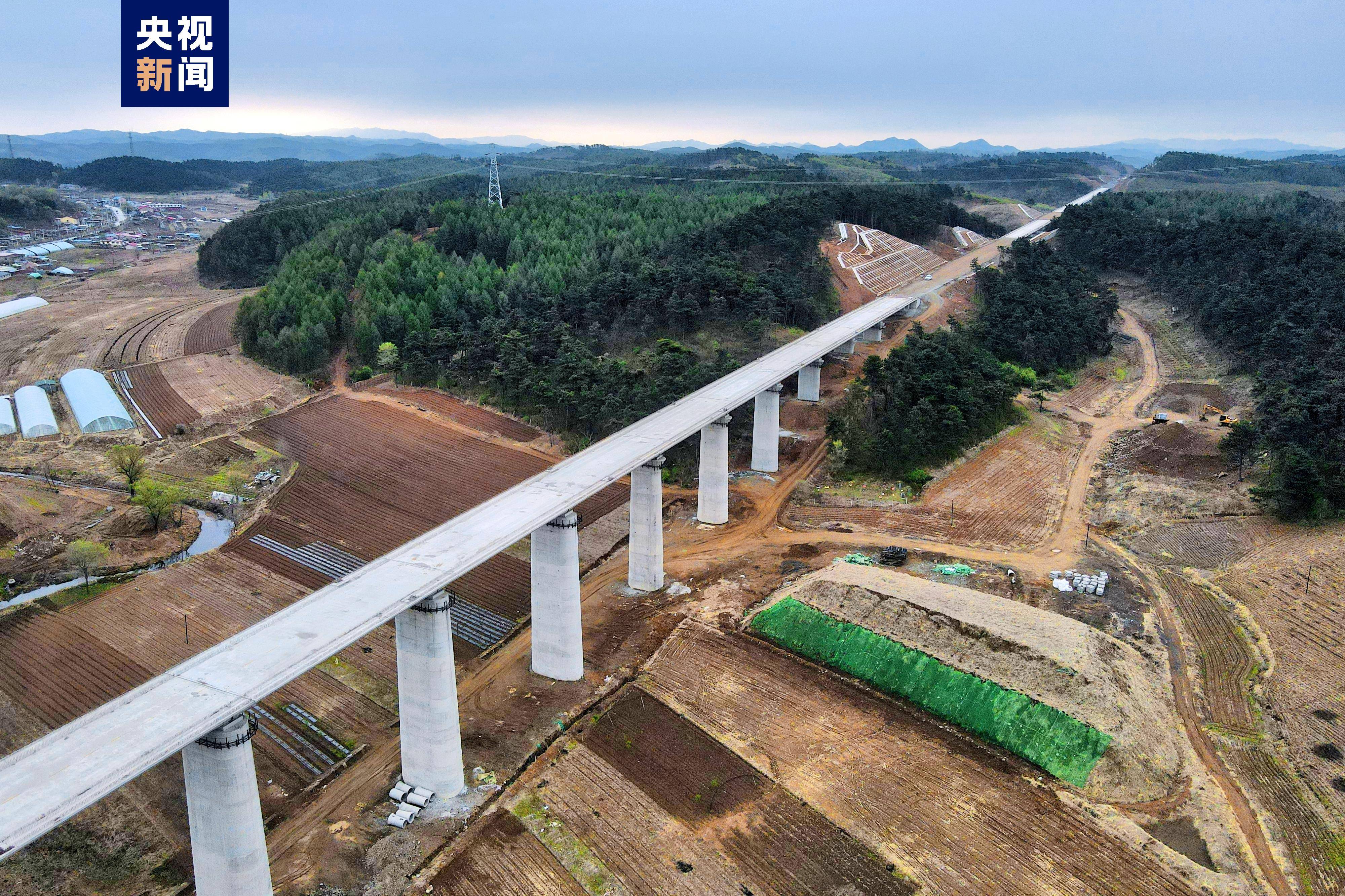 1至8月全国铁路完成固定资产投资5041亿元