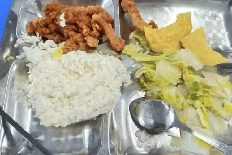 虾仁炒蛋被紧急撤换：校园餐要经得起审视