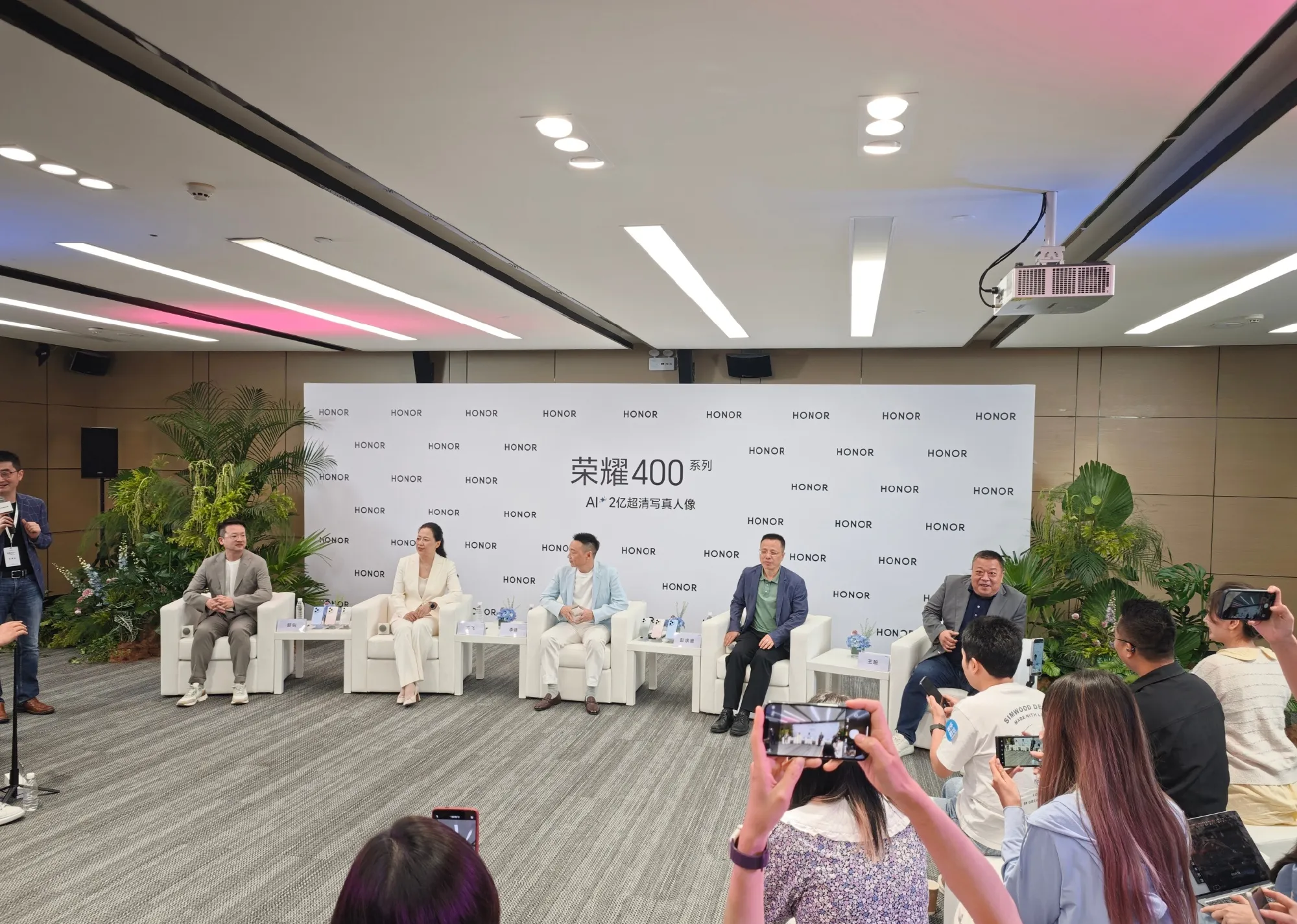 荣耀全球首家阿尔法旗舰店落地深圳湾 CEO李健：阿尔法战略走向实体化落地