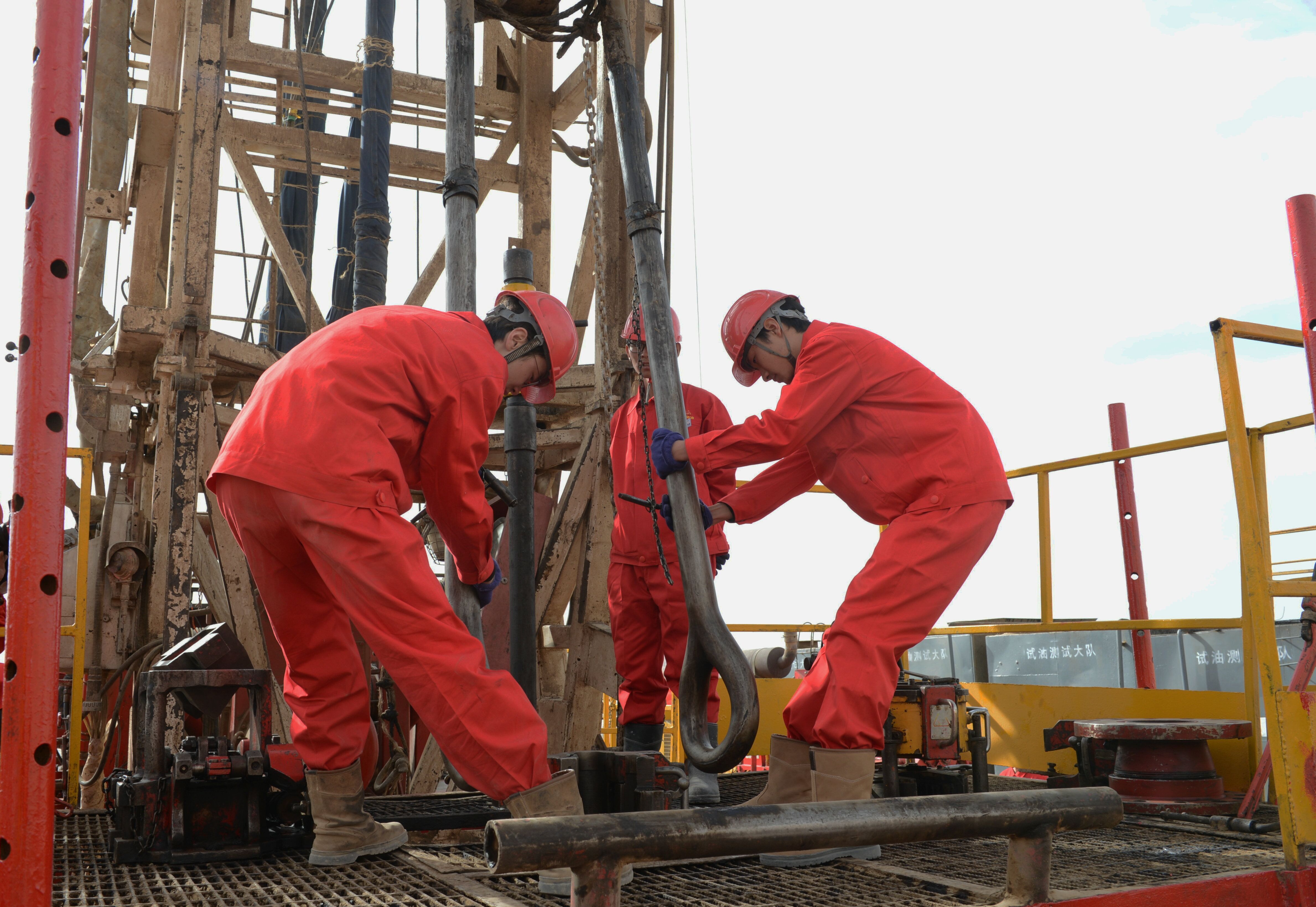 中石油七十五载奋斗：从12万吨到“三个1亿吨”的答卷