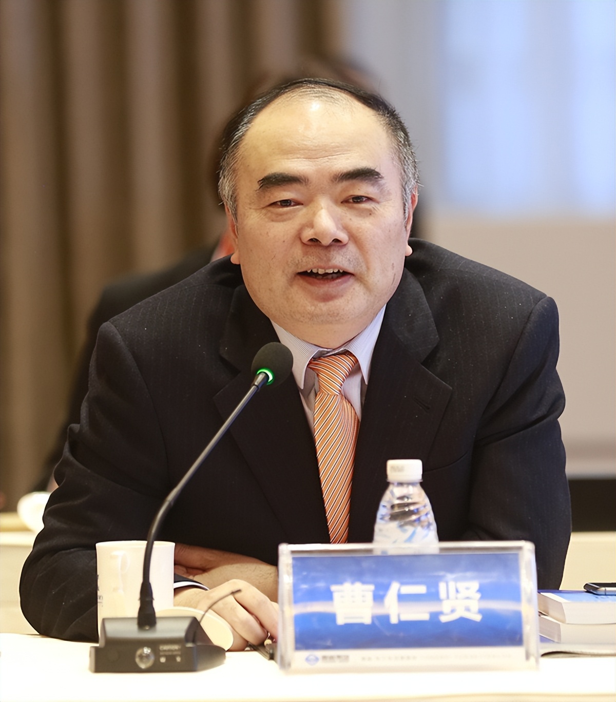 阳光电源大宗交易成交1995.59万元，买卖双方均为机构专用席位