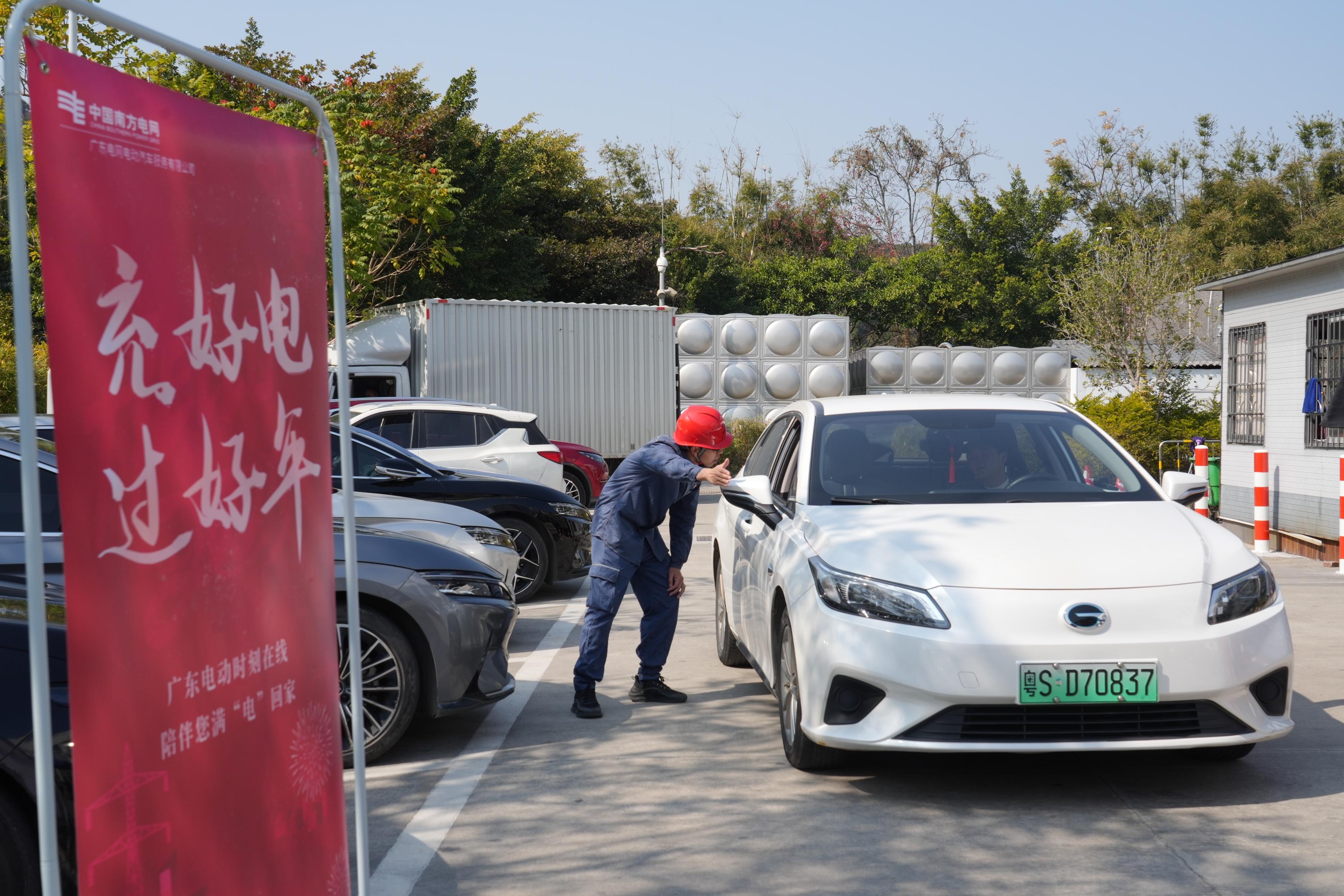 国庆假期高速公路新能源车日均充电量创新高