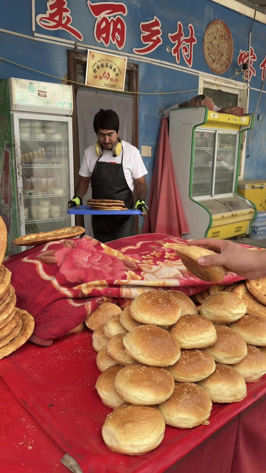 十月行记｜新疆打馕人：一场千年传统技艺与现代创意的对话