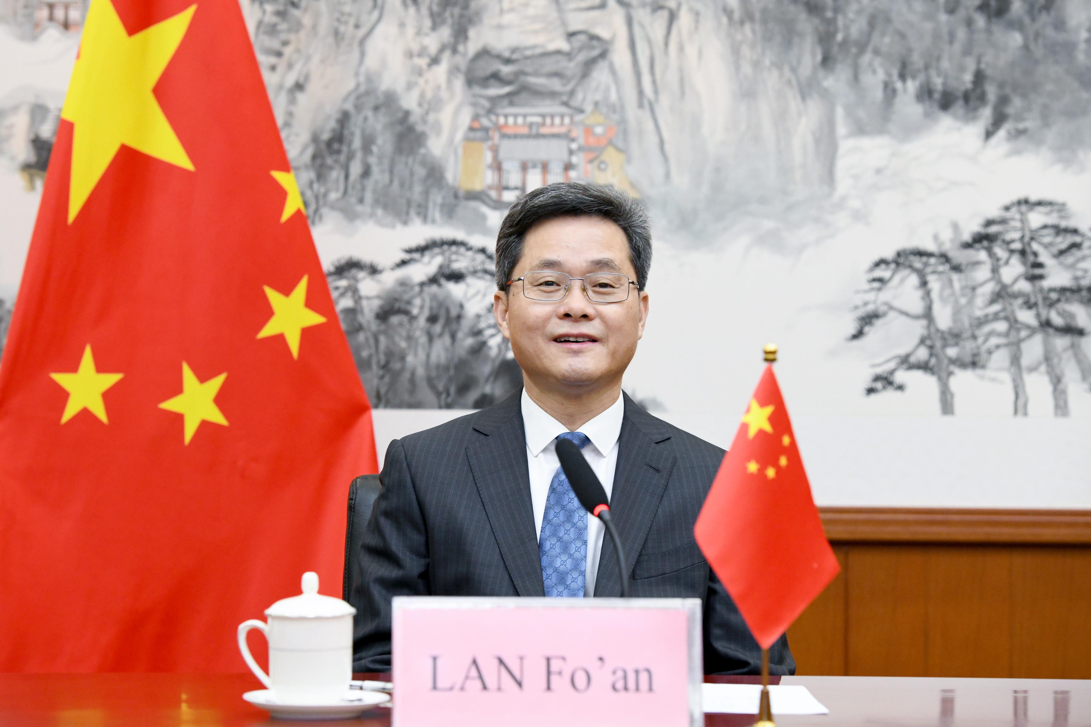 中国人民银行行长潘功胜会见世界银行行长彭安杰和非洲开发银行行长西迪・乌尔德・塔赫