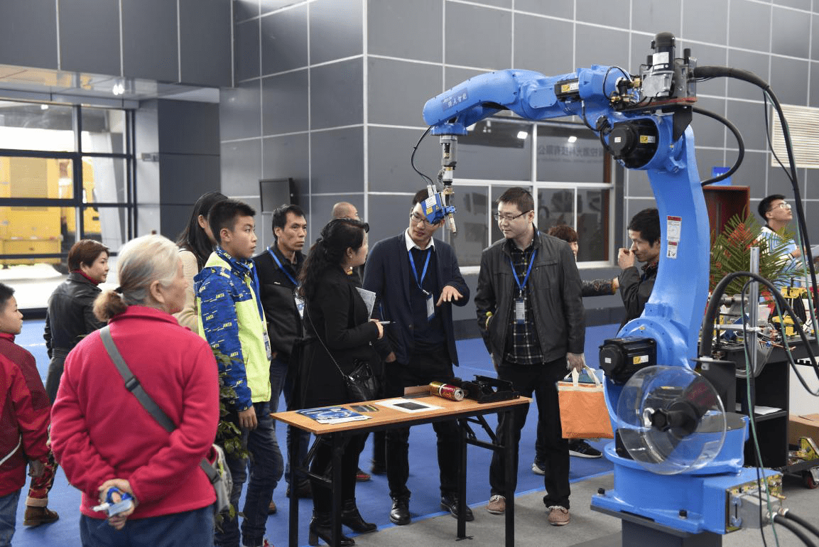 一群95后在东莞造出秒速洗碗机｜科技赋能新消费