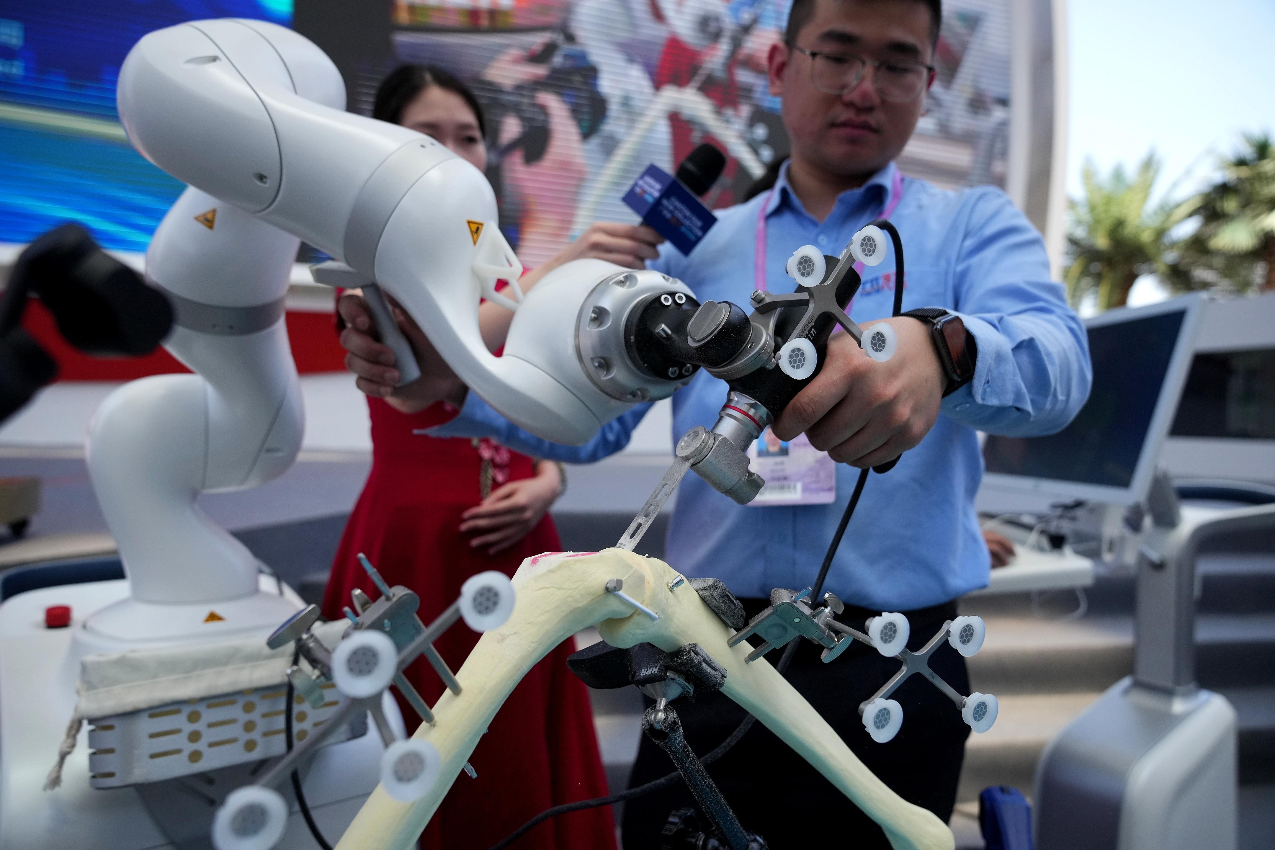 “圈粉”境外采购商 中国机器人登上广交会“主舞台”