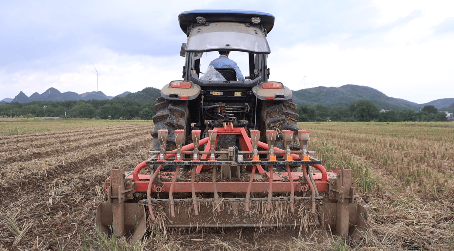 农机助力 沿河县9.45万亩油菜播种忙