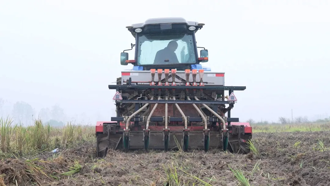 农机助力 沿河县9.45万亩油菜播种忙