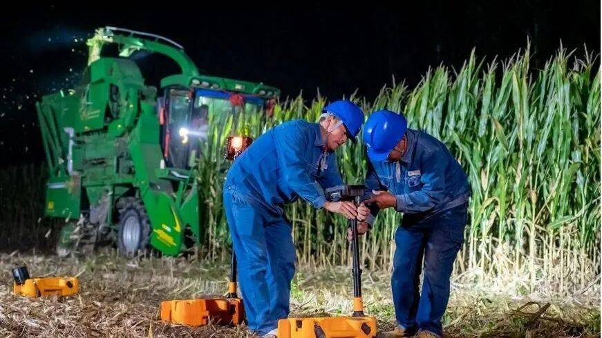 无人机照明助力玉米抢收 安徽秋粮收获超七成