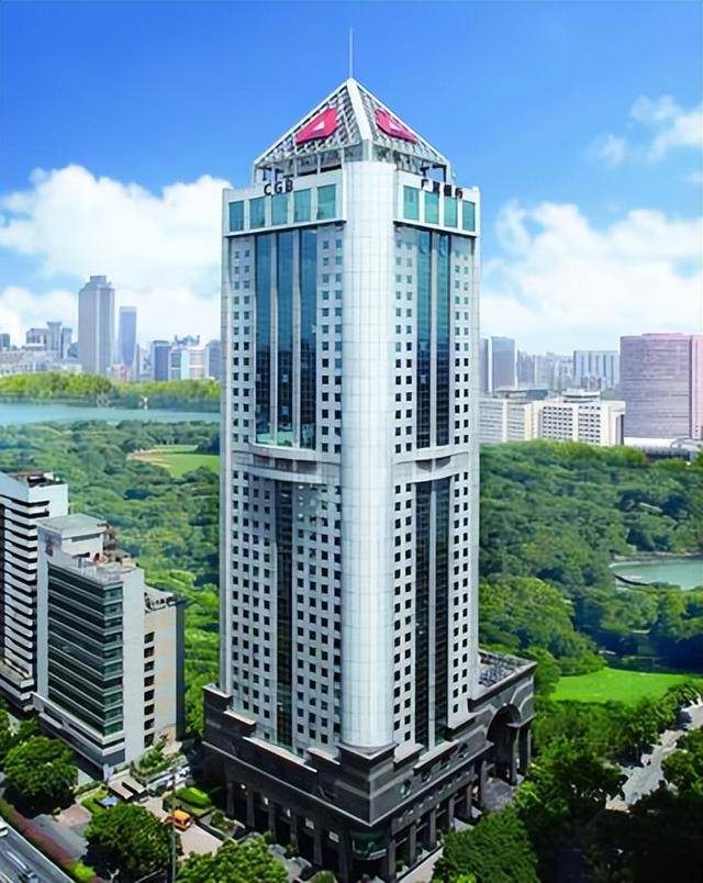 重庆银行规模破万亿却陷“成长烦恼”：百万罚单暴露风控漏洞，资本充足率骤降