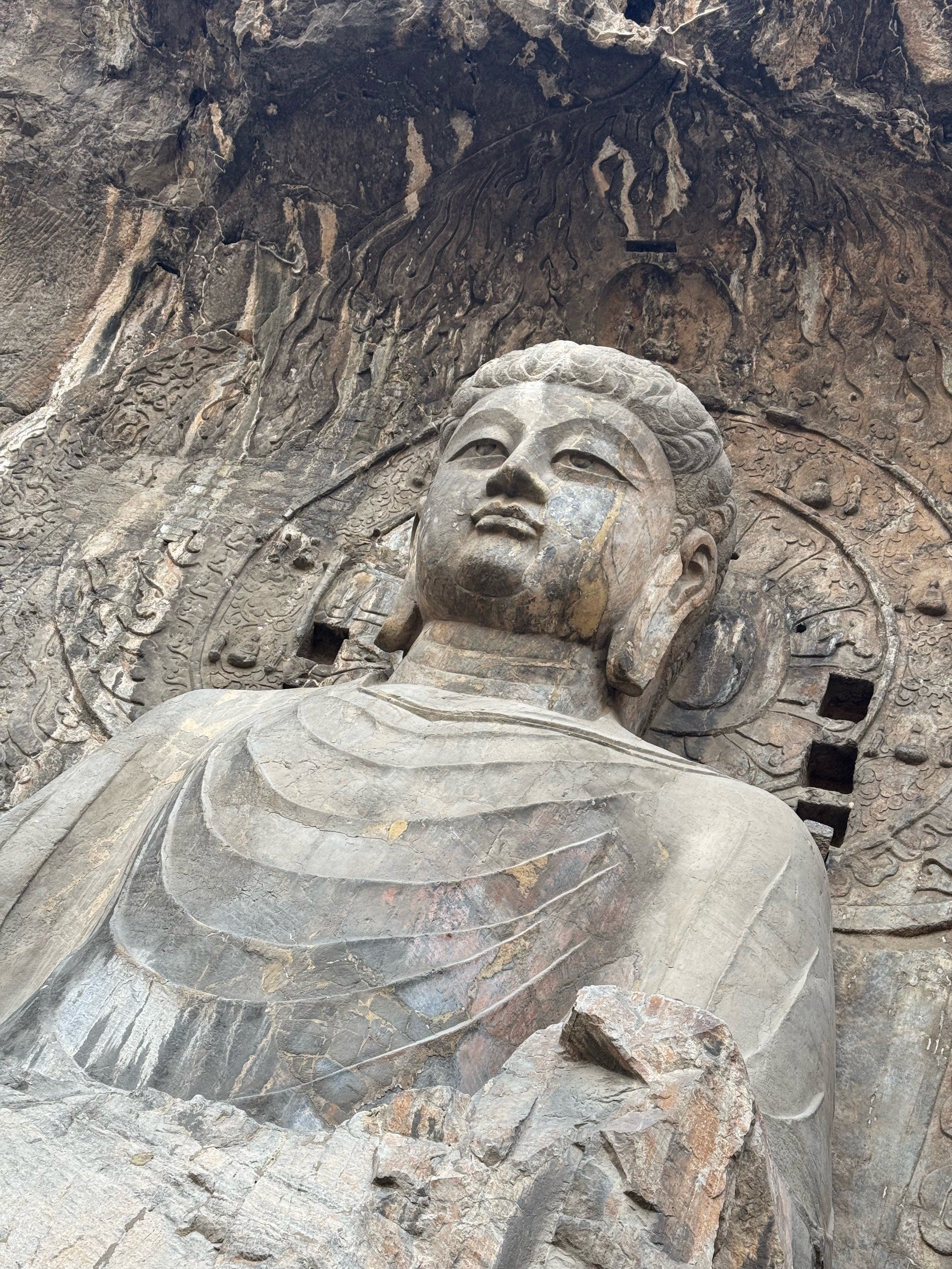 靠几张黑白远景照，他为大佛“重塑”面容