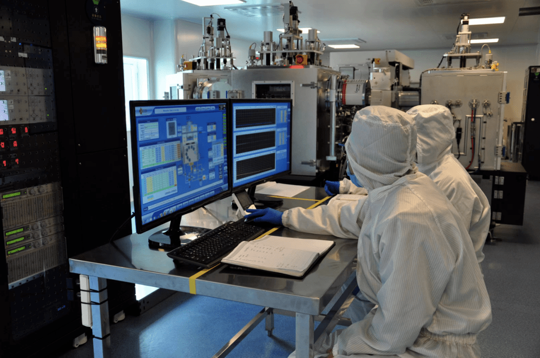 易天股份获得发明专利授权：“一种半切偏光片切缝调节装置”