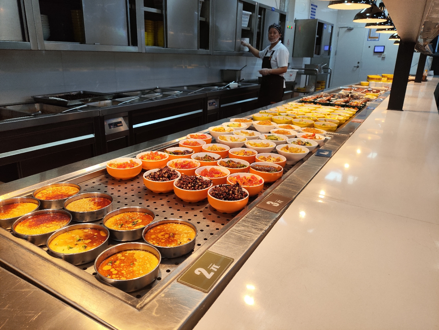 上海：鼓励具备食堂自营条件的学校采用自营方式供餐，强化食材采购和食堂从业人员等的管理