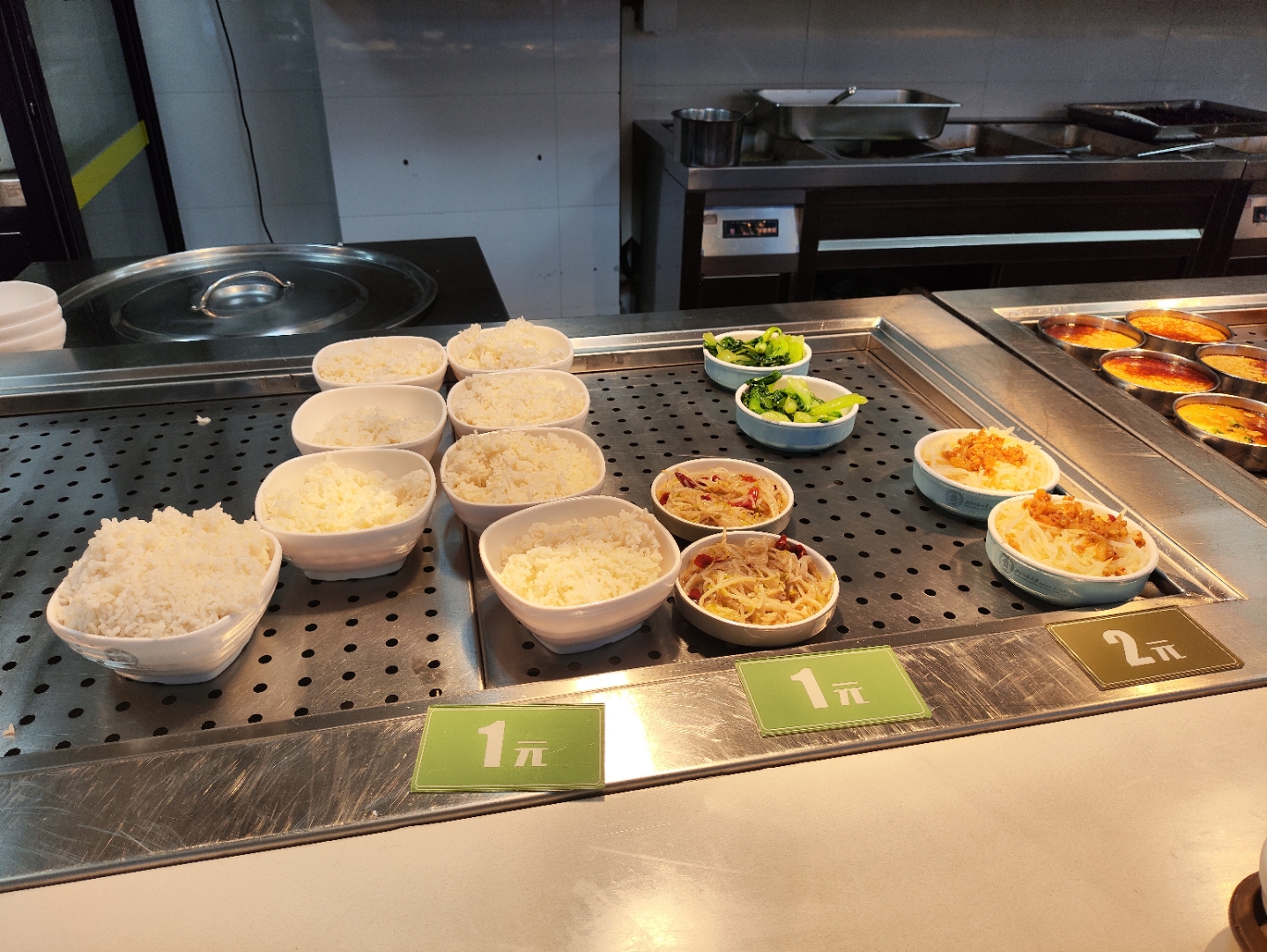 上海：鼓励具备食堂自营条件的学校采用自营方式供餐，强化食材采购和食堂从业人员等的管理