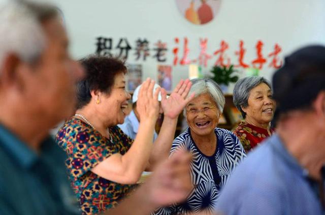 从“养老”到“享老” 一张信用卡的温度革新