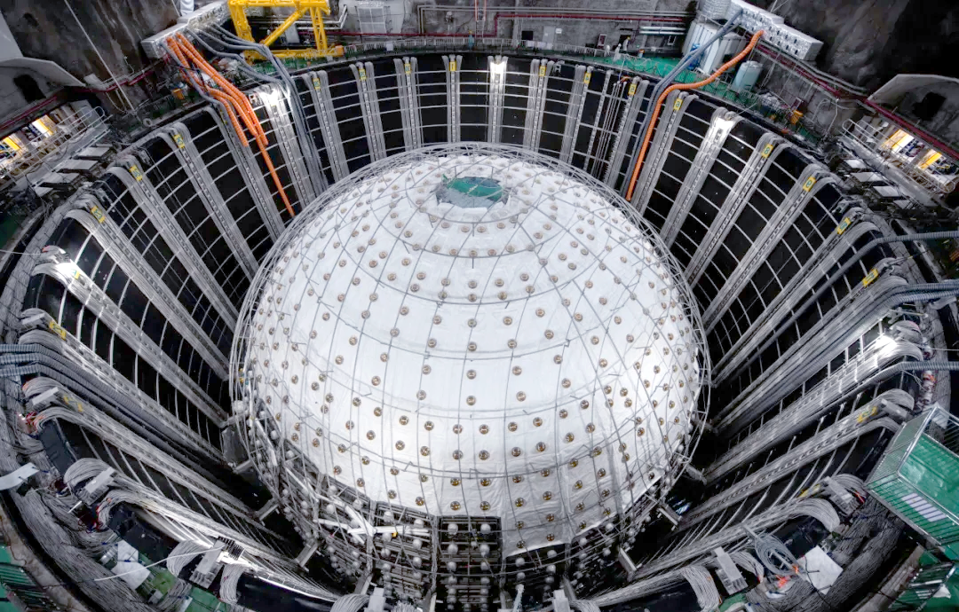 新华鲜报丨捕捉“幽灵粒子” 江门中微子实验测量精度创新高