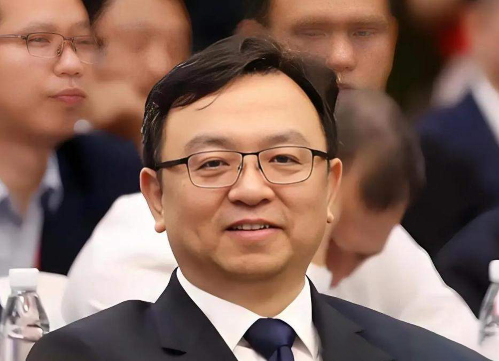 魏建军为什么要卖力讨好年轻人