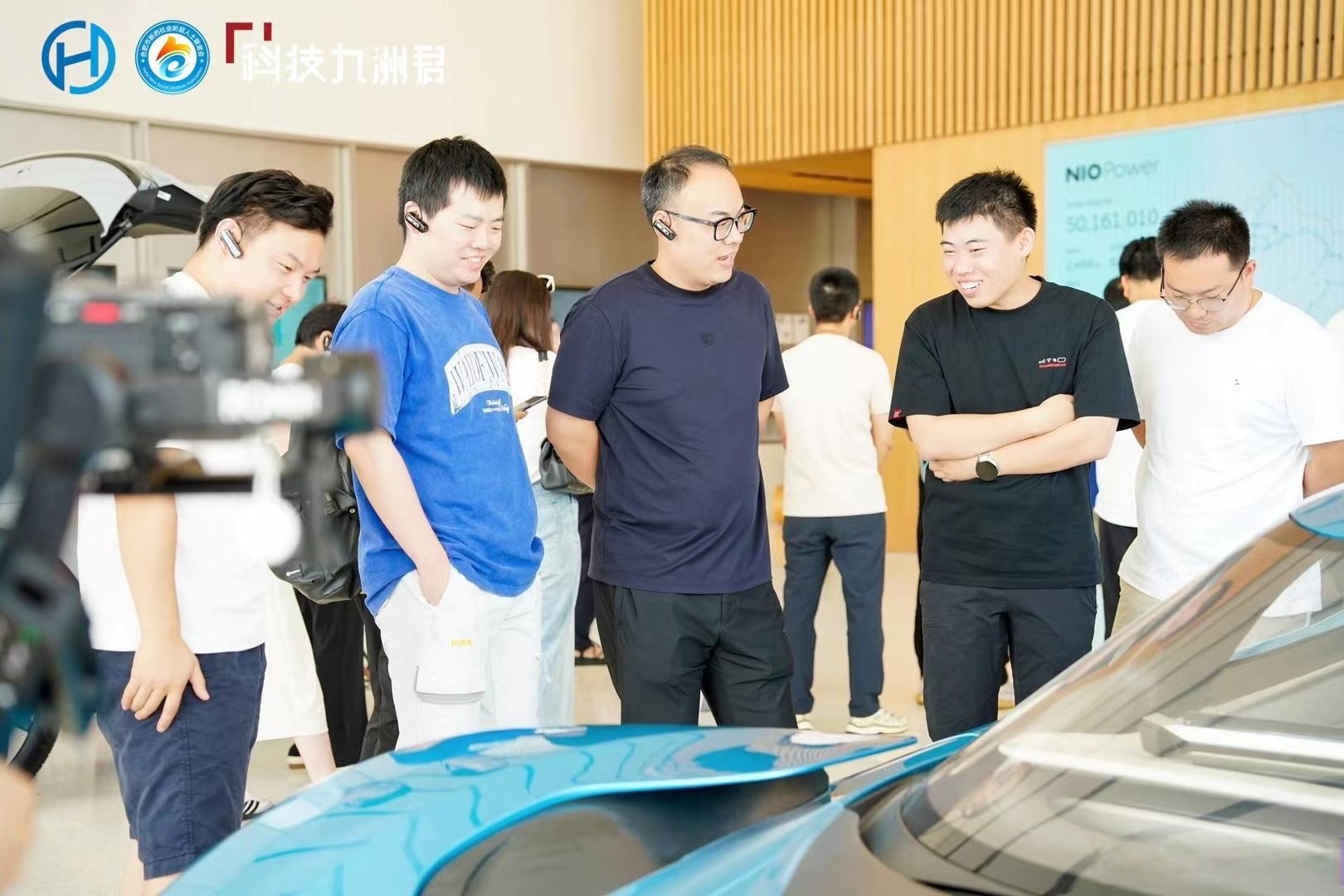 产业一线｜车间里的机器人“同事”，让汽车下线速度快了一倍