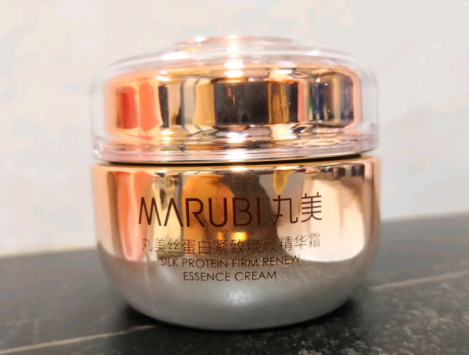 丸美生物获得外观设计专利授权：“化妆品瓶套件（多重胜肽紧致系列）”