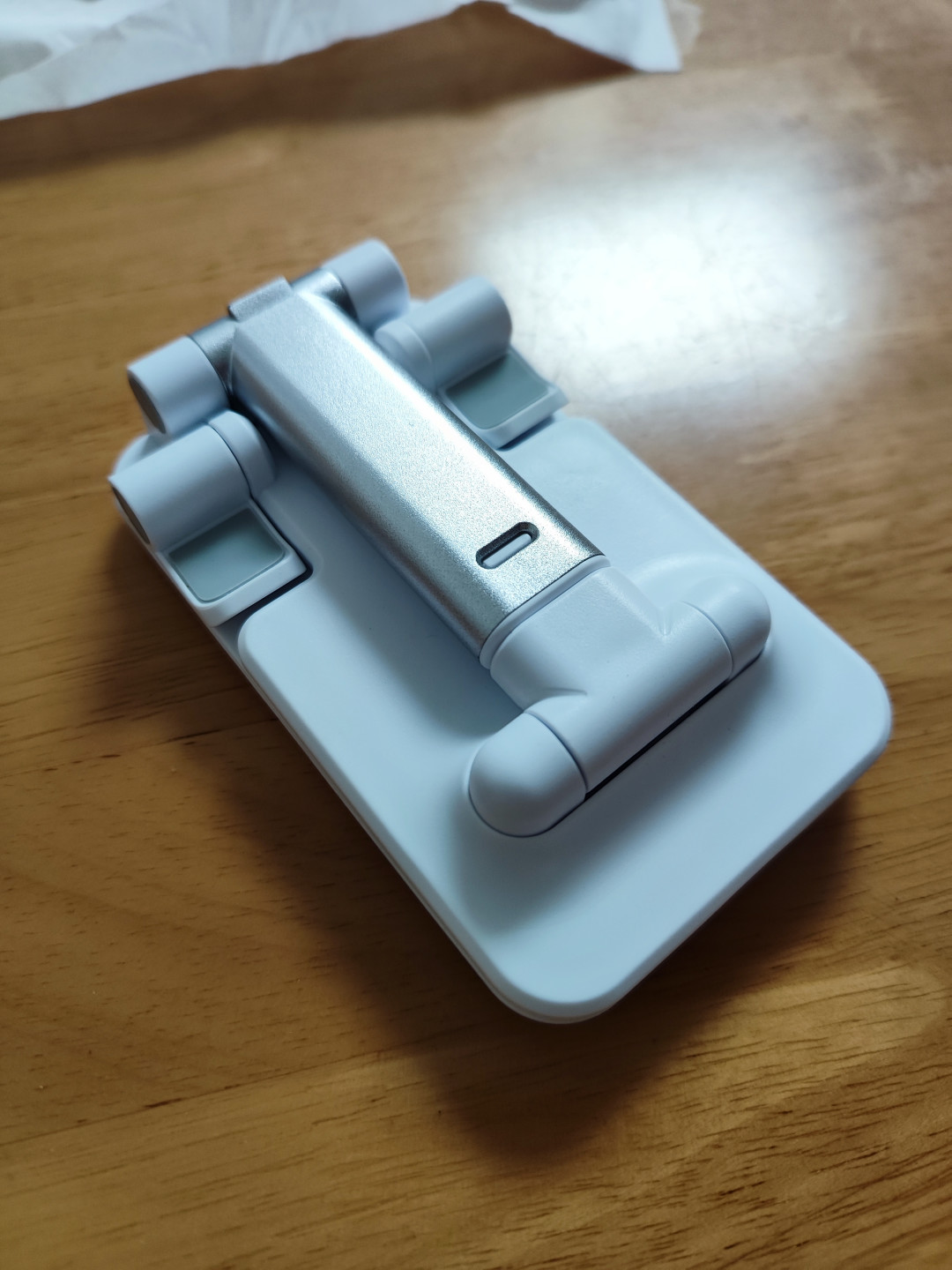 新泉股份获得实用新型专利授权：“一种汽车仪表板手机支架底座”