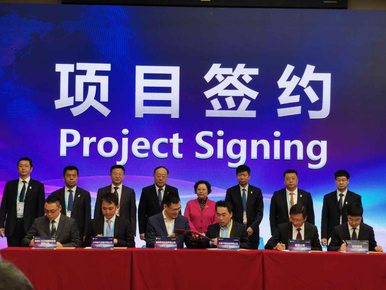 进博会观察｜进博会首日 “新老朋友们”签下新大单