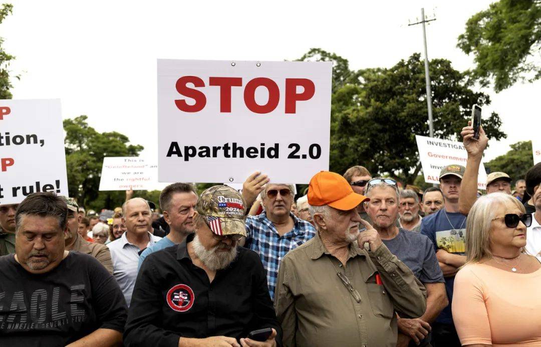 王毅同南非外长拉莫拉通电话