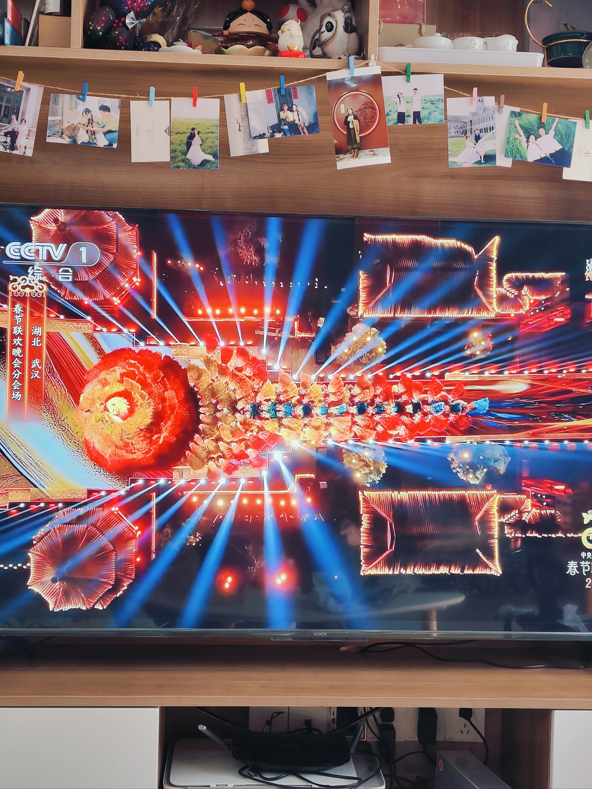 秀我中国丨记者收到一份“魔幻邀约”，来到一场机器人“春晚”