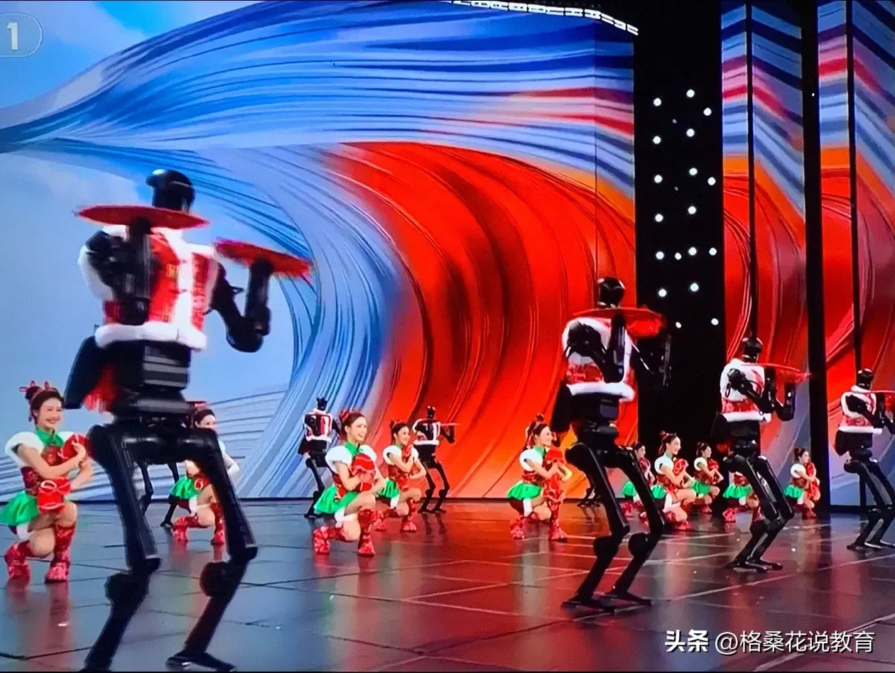 秀我中国丨记者收到一份“魔幻邀约”，来到一场机器人“春晚”
