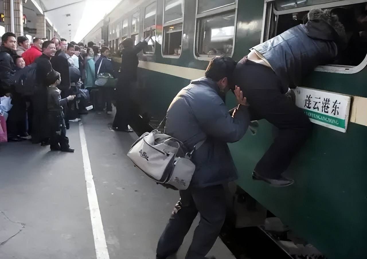 人乘高铁 车“坐”火车 铁路春运出行新风尚