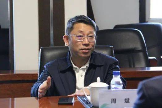 神火股份58岁董事长李宏伟因年龄原因辞职，新补选董事刘德学为会计出身，职工人均薪酬17万元