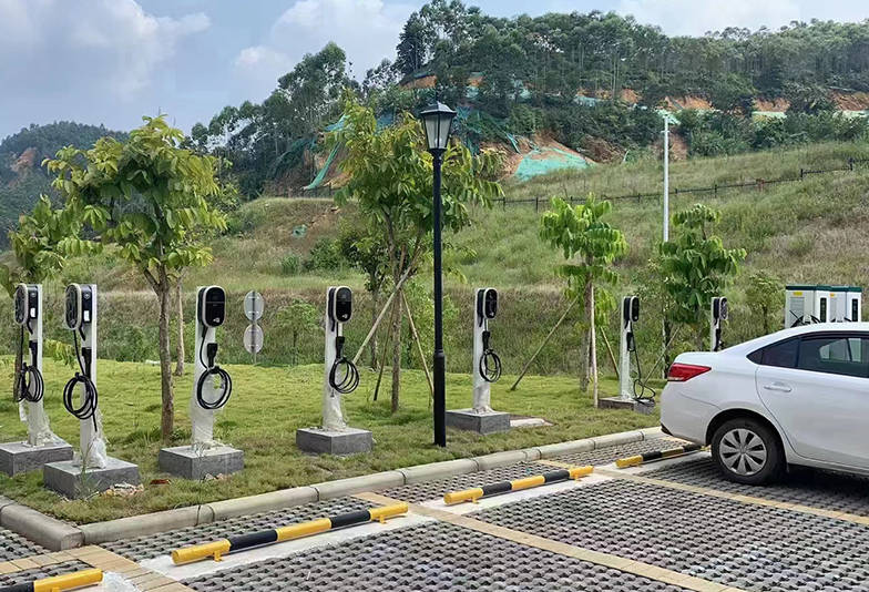 （新春走基层）广西春节假期新能源汽车单日充电量创新高 绿色出行保障有力