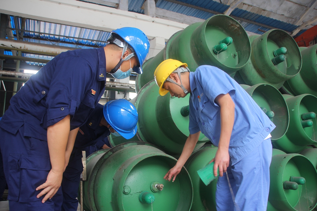 新金路：3月3日高管张振亚减持股份合计2.79万股