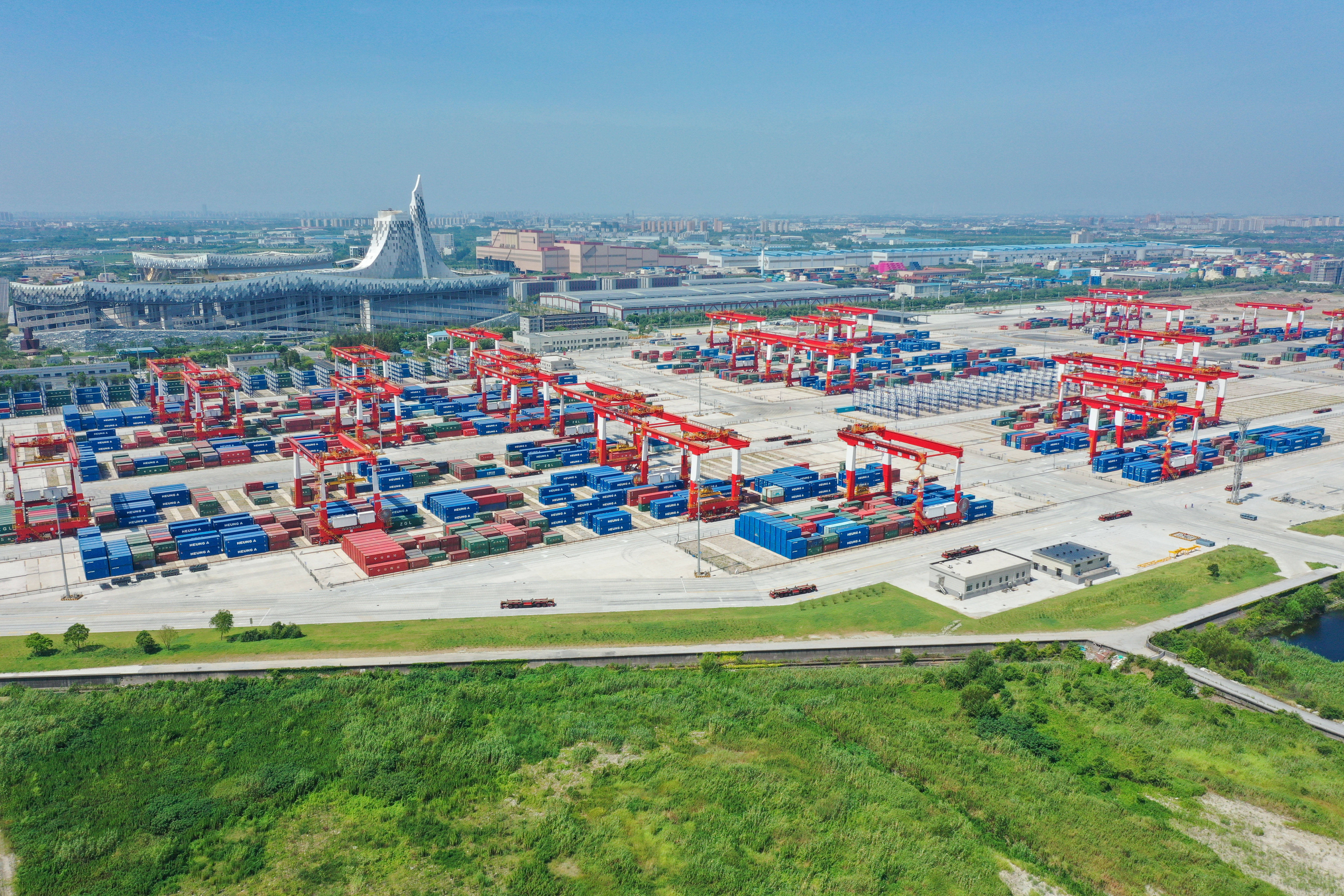 青岛港获得发明专利授权：“一种集装箱码头智能指挥管控系统自动化测试方法和系统”