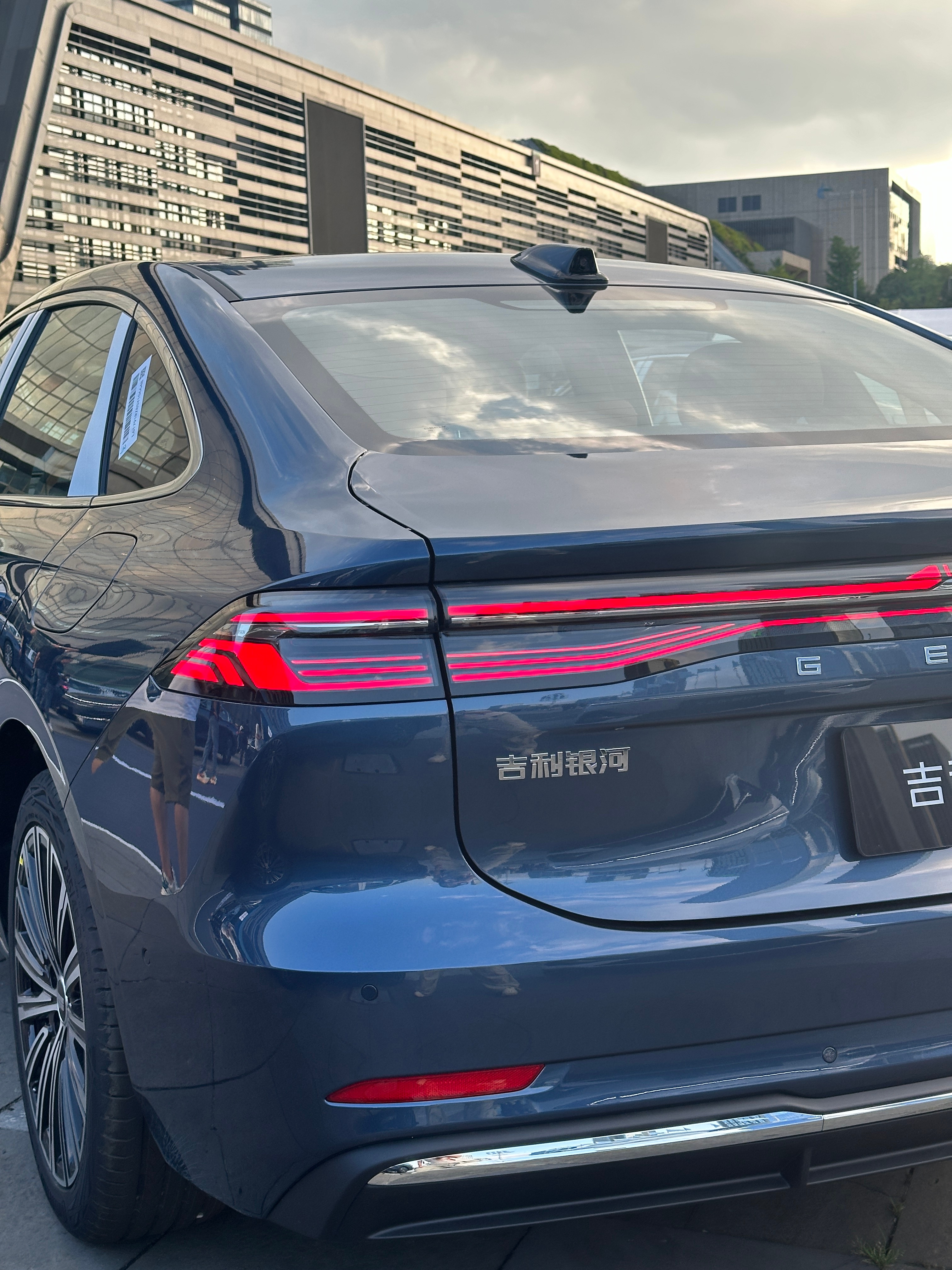 吉利汽车股价拉升涨超8% 极氪8X技术发布会将于下周举行