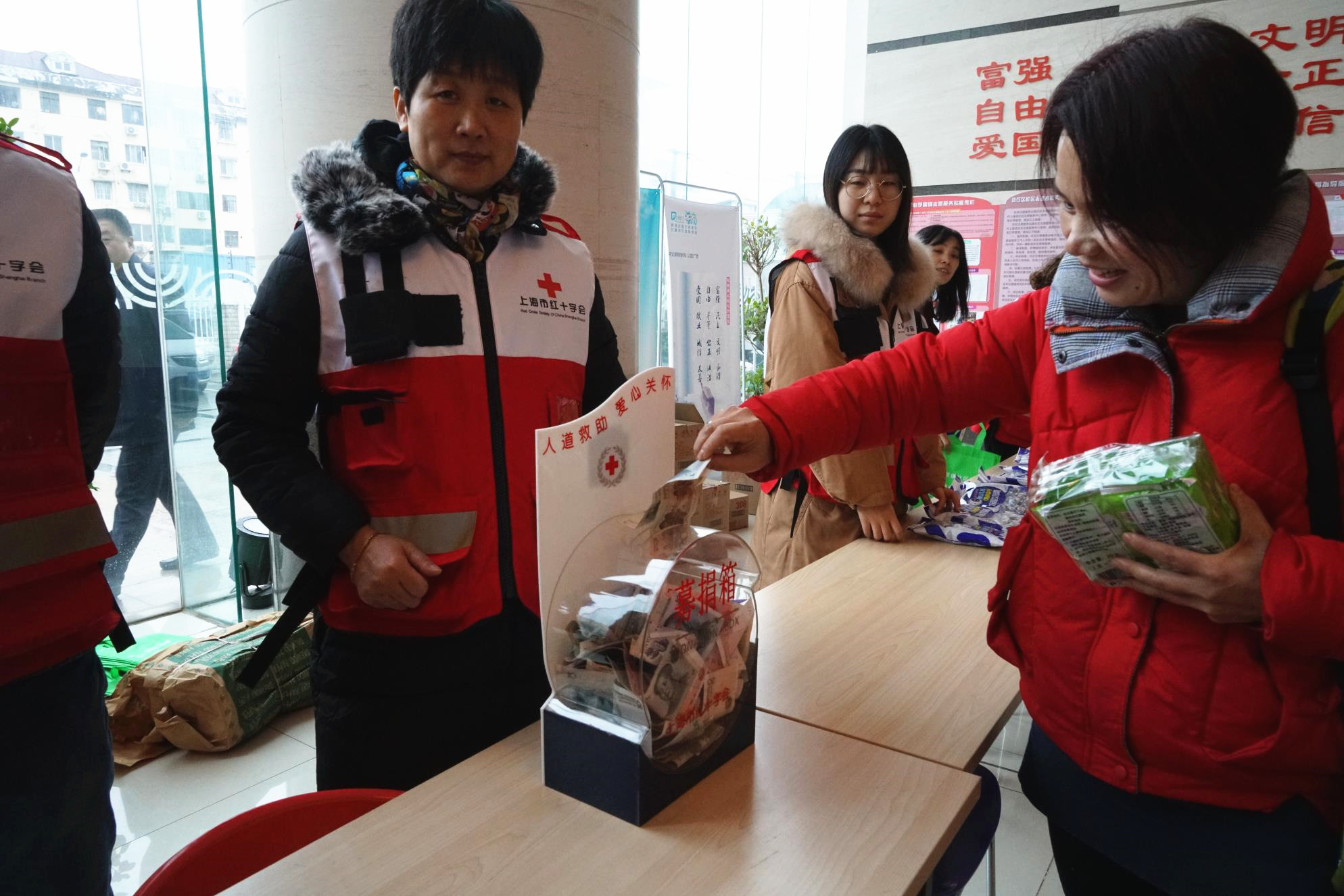 谁能帮千万阿尔茨海默病家庭减负？