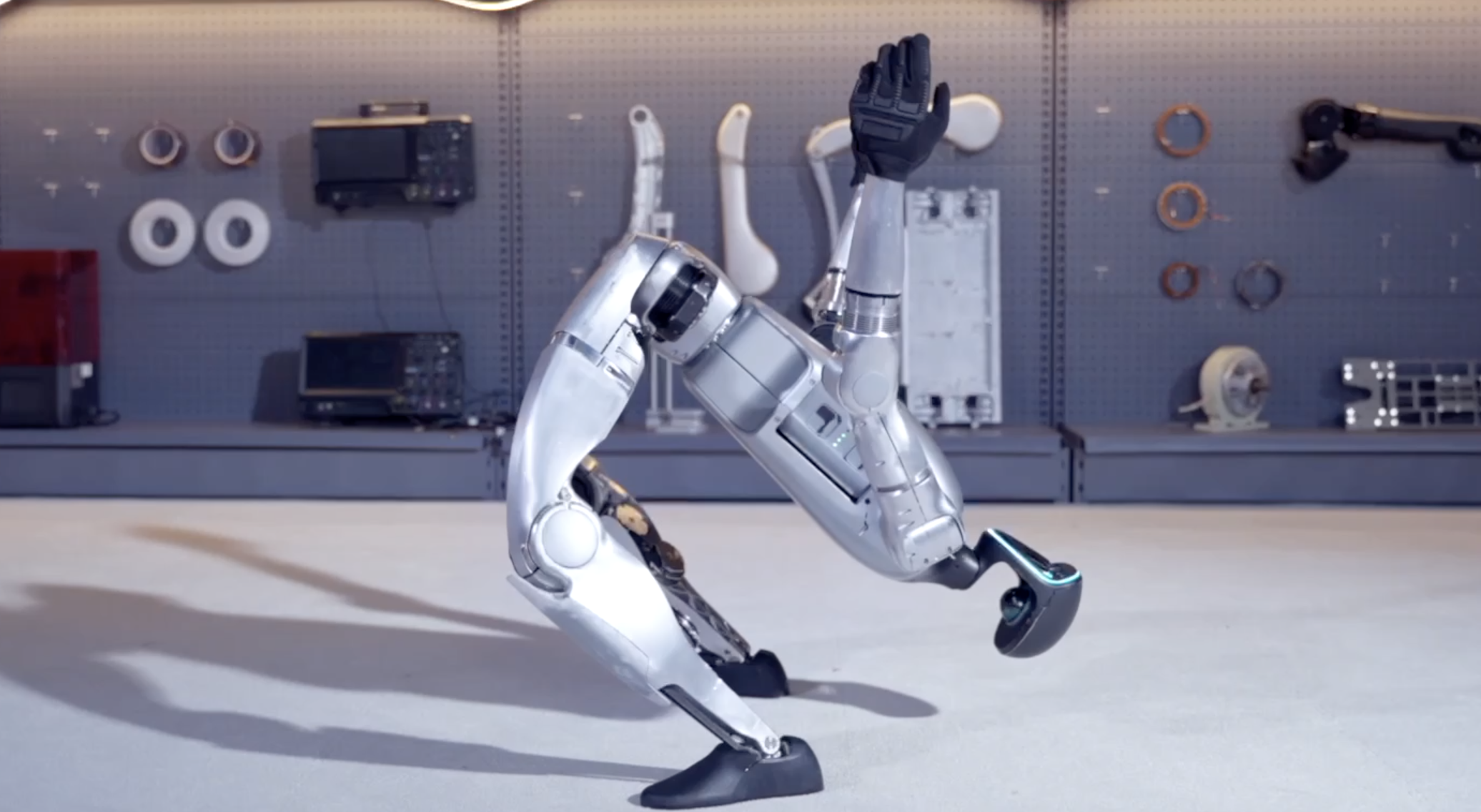 具身智能洗牌前夜：卷技术、卷价格、卷落地｜TMT年度盘点