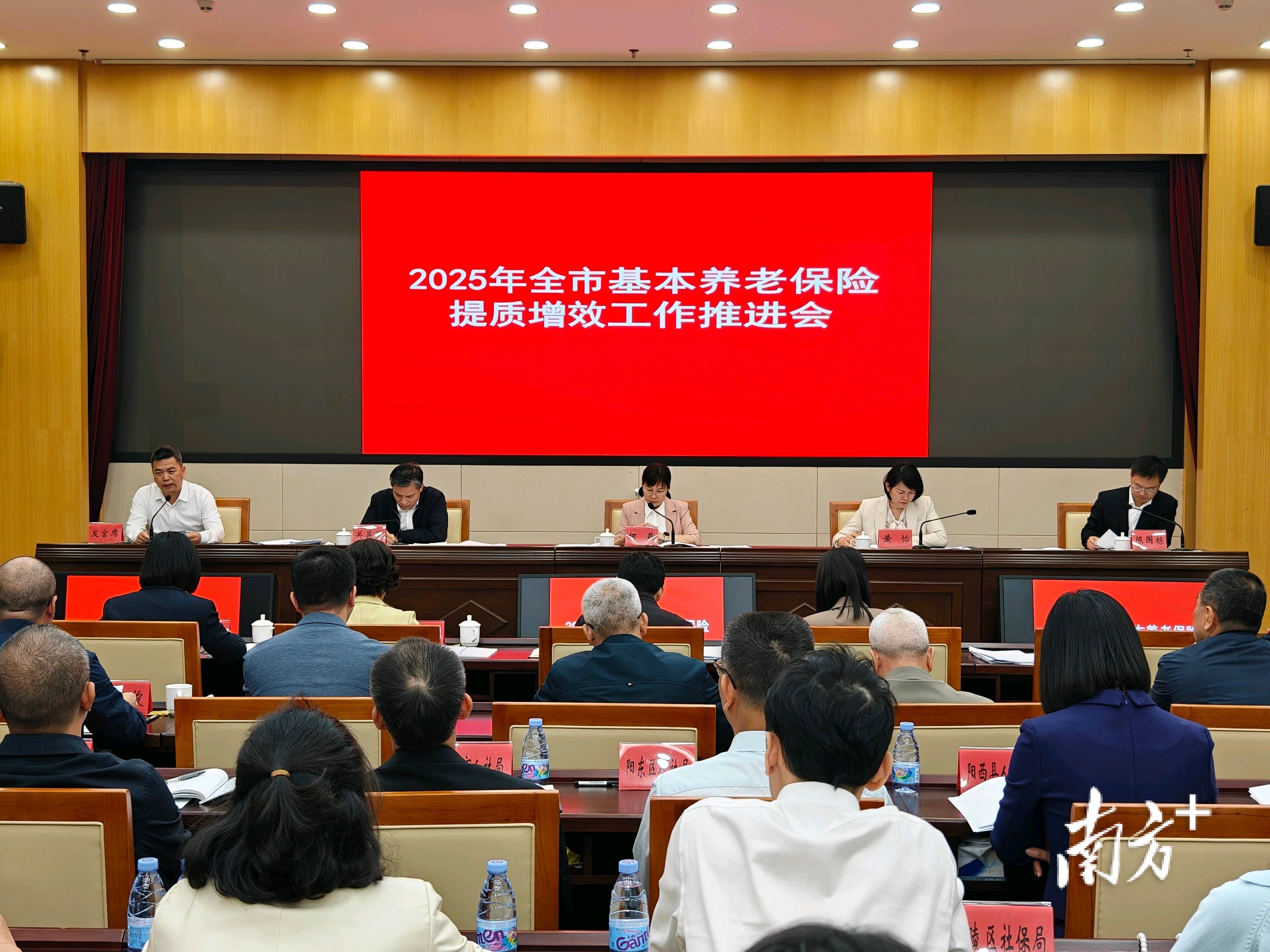 保险有温度,人保车险_2026成型机产业：需求持续增长，结构优化升级