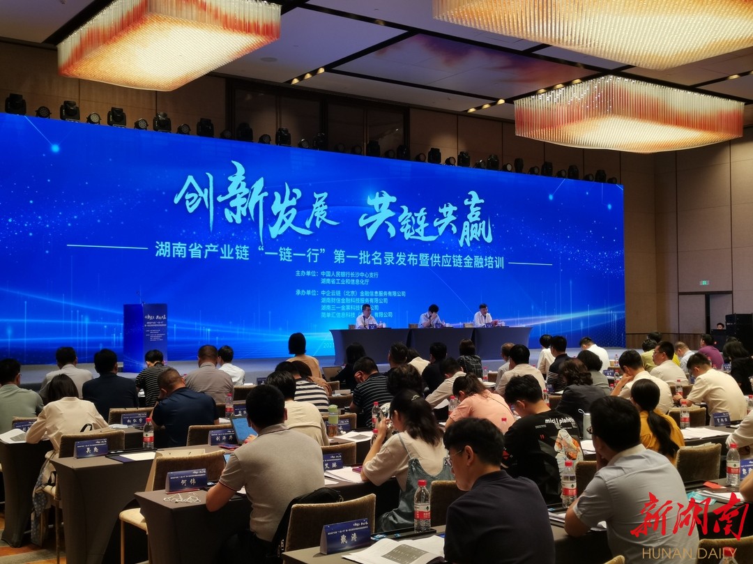 中国企业推动产业链升级，正式跨过“无感折痕”这道微型“天堑”