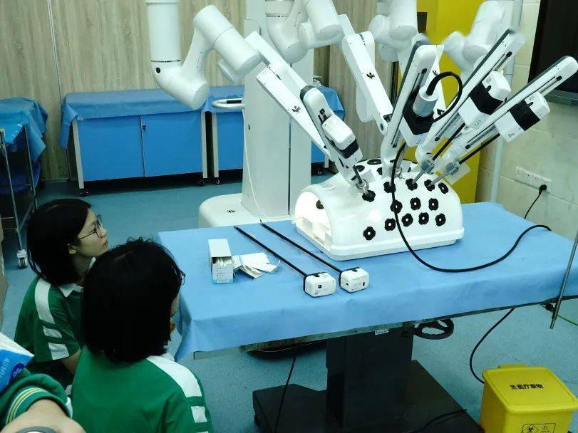 跨越千里“云端”执刀！中国机器人微创手术加速“出海”